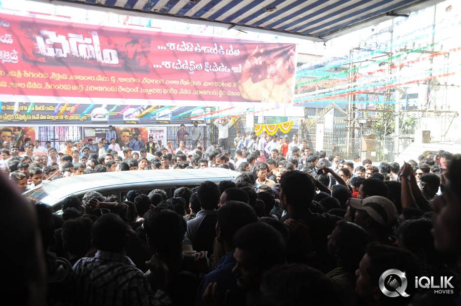 Yevadu-Hungama-at-Sandhya-Theatre